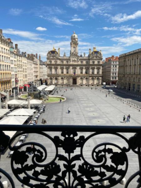Vue Place des Terreaux-4 Voyageurs